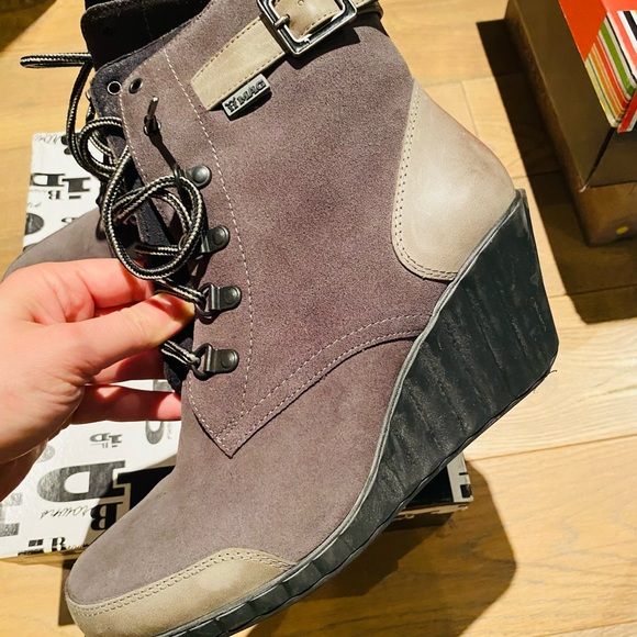 BFCM PRICE DROP  - Suede Chelsea Ankle Boots - Picture 3 of 7